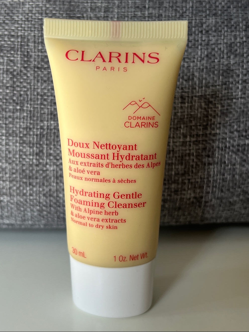 Clarins Hydrating Gentle Foaming Cleanser – Pale Yellow